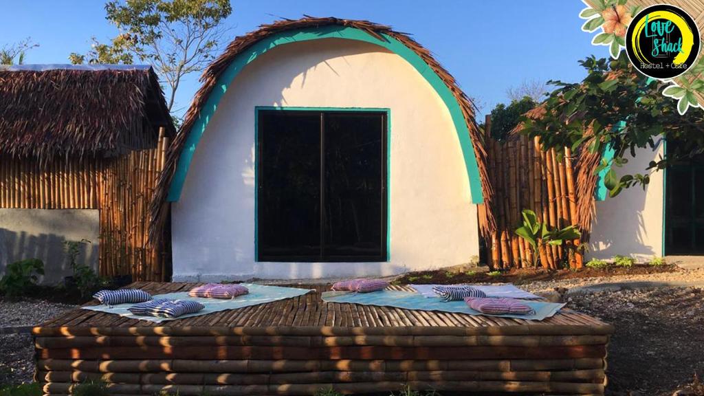 Love Shack Hostel & Cafe photo 2