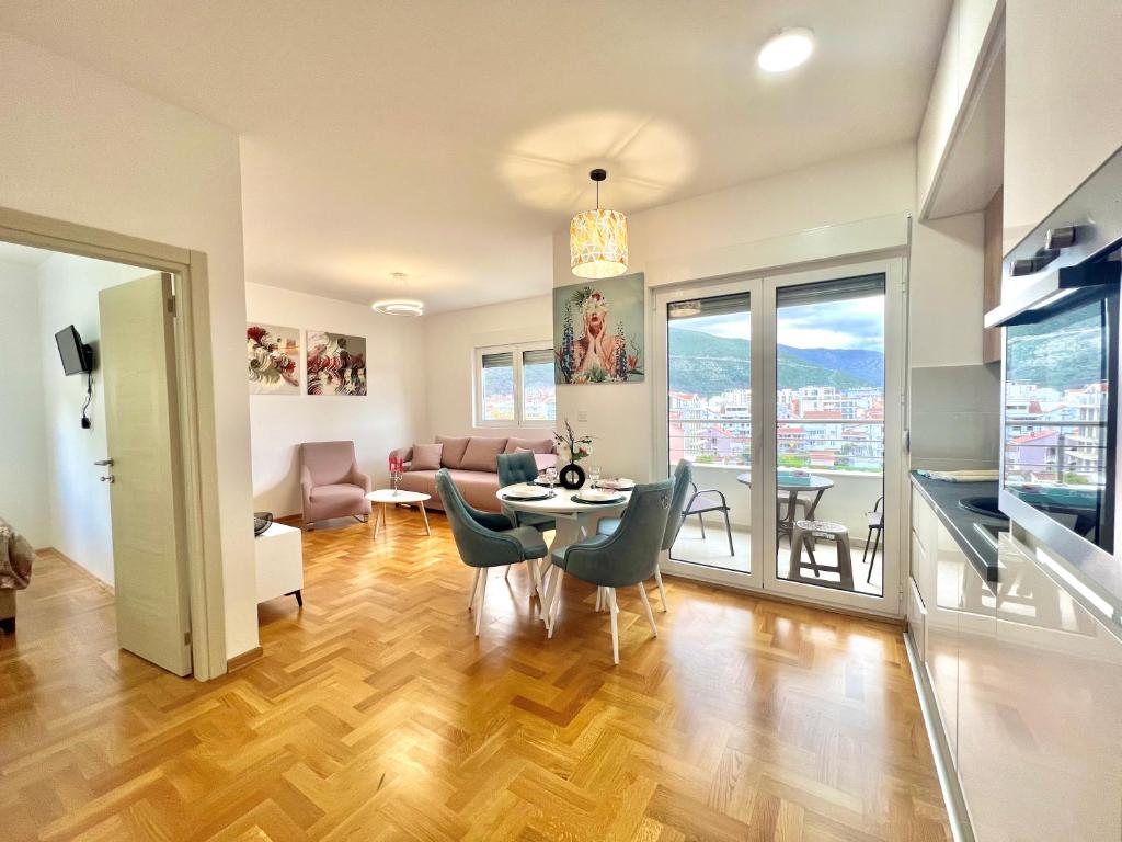 Azure Apartments photo 4