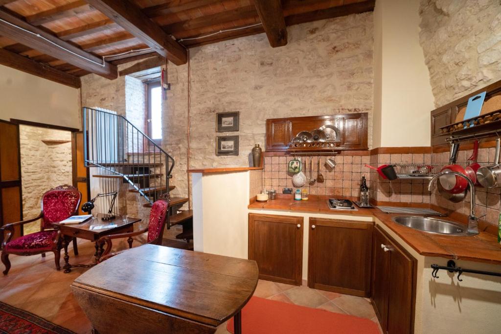 Degli Alessandri tower photo 4