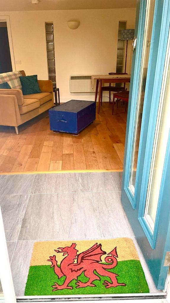 “Dragons Den” Centrally located Modern Apartment photo 1