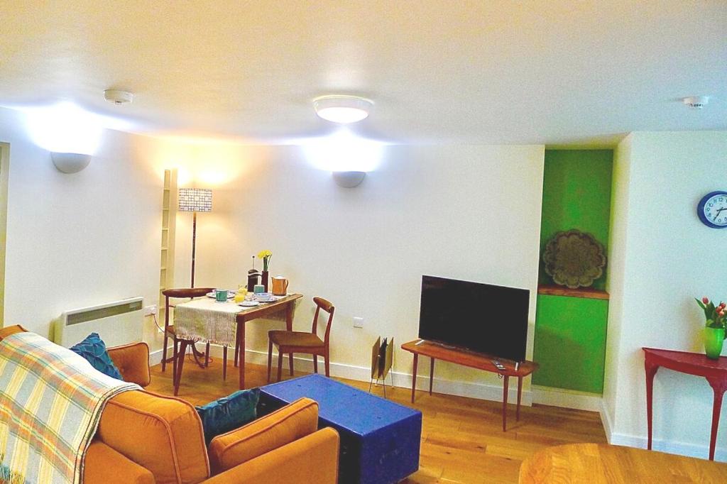 “Dragons Den” Centrally located Modern Apartment photo 3
