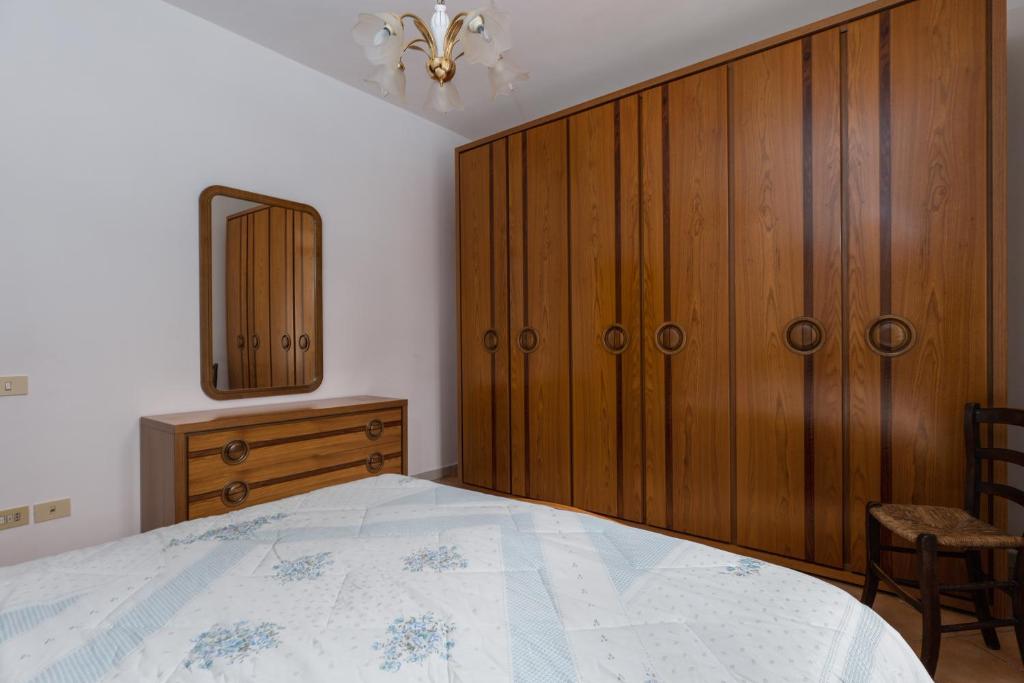 Enchanting Flat with Patio in Abbadia a Isola - Tap to explore photos