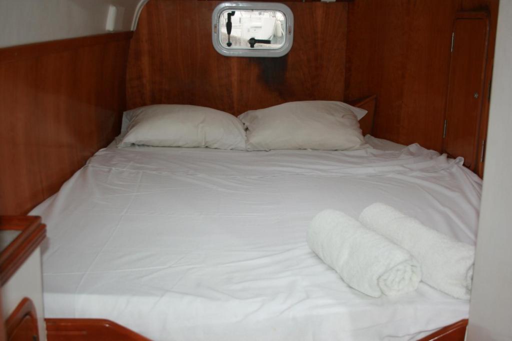 On Y Va , Delightful 3 bedroom catarmaran, with skipper photo 3