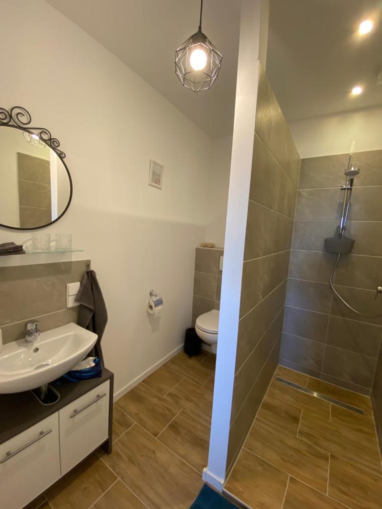 Großes Doppelzimmer mit eigenem Bad und Kühlschrank, frisch saniert photo 2