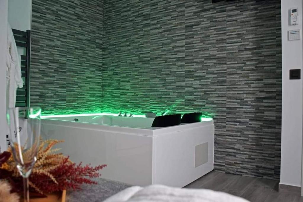 Alojamientos Lola, Suite con jacuzzi photo 2