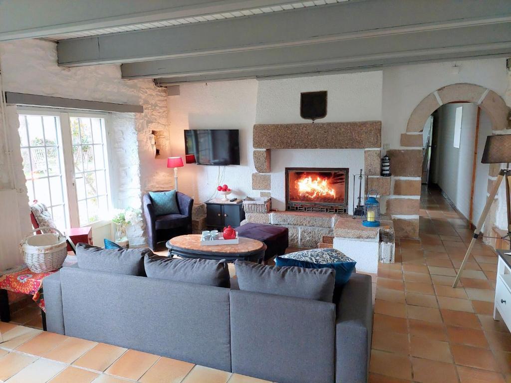 Breton Granite stone house near the sea, Ploudalmézeau-Portsall photo 1