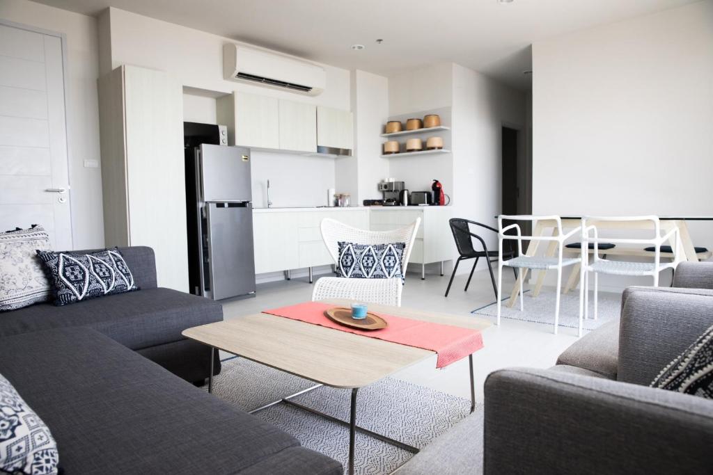Luxury TOP FLOOR 2 condo with AMAZING Sea Views! photo 3