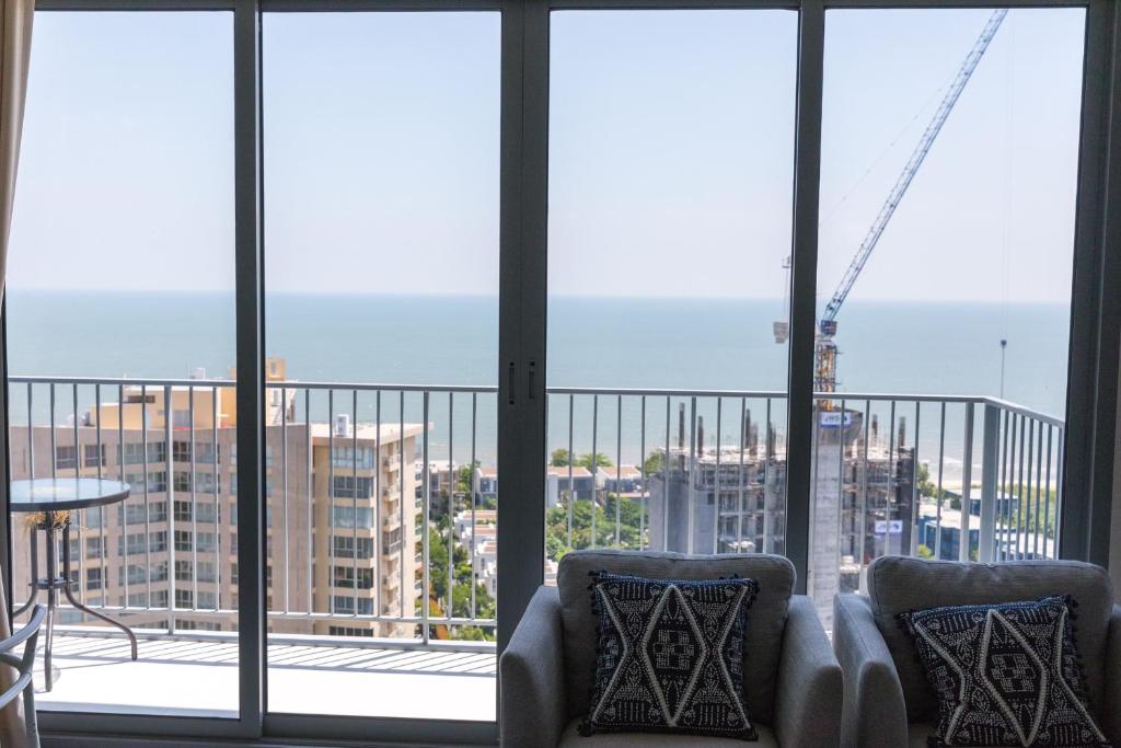 Luxury TOP FLOOR 2 condo with AMAZING Sea Views! photo 1