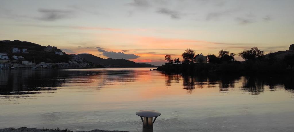 Amazing 2 bedroom apartment overlooking the Marina of Vourkari
