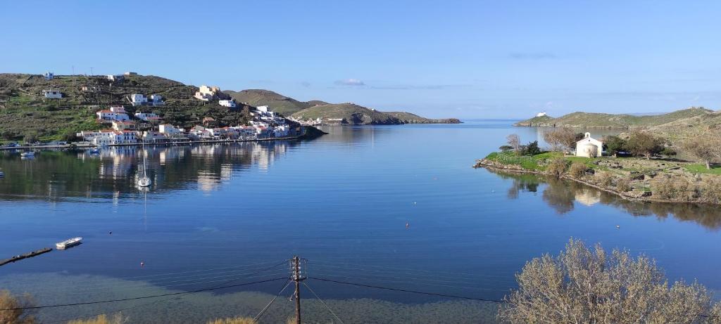 Amazing 2 bedroom apartment overlooking the Marina of Vourkari photo 1