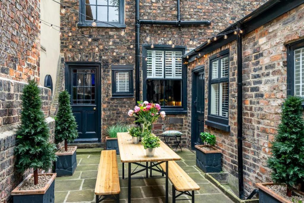 42 is the Answer- Stunning York townhouse appearing on TV Holiday Home Show photo 3
