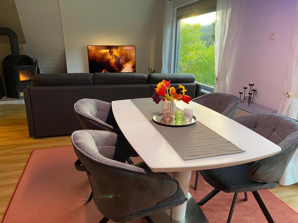 Haus Adler - Komplettes Ferienhaus am Badesee photo 2