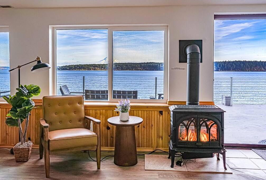 Oceanfront Retreat, Mount Rainier, King bed, Games image