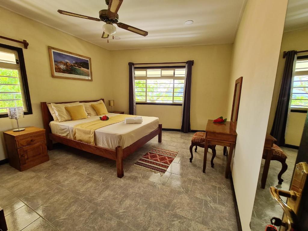 3 bedrooms house with sea view enclosed garden and wifi at Souvenir photo 2