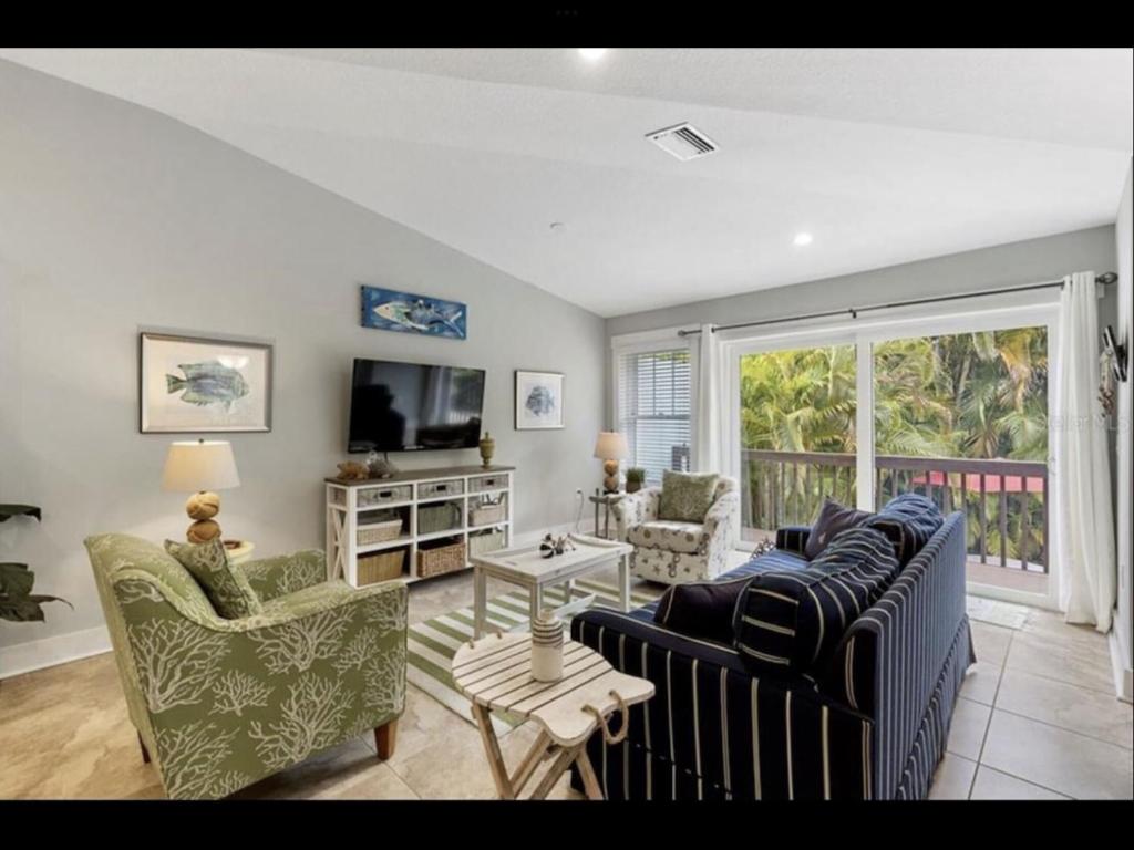AMI/Holmes Beach - 3/2 Home - Private Heated Pool and Yard - walk to beach photo 1