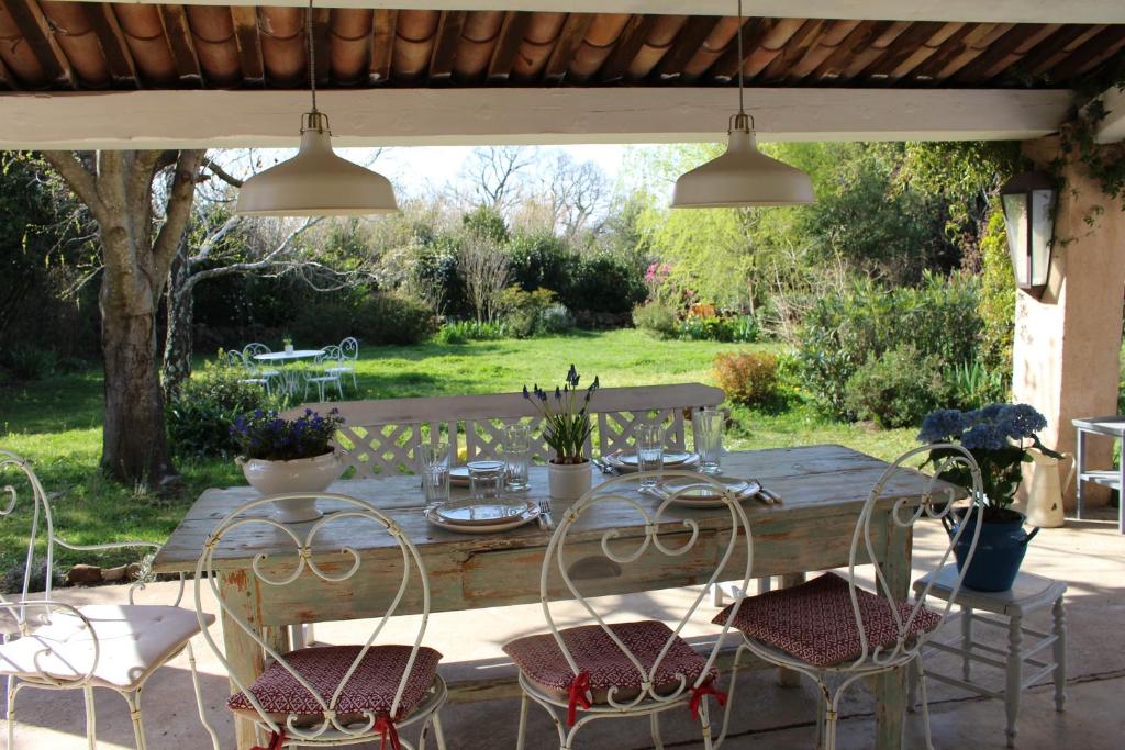 Les Romarins B&B, 10 min d'Uzès, piscine et grand jardin, Table d'hôte photo 2