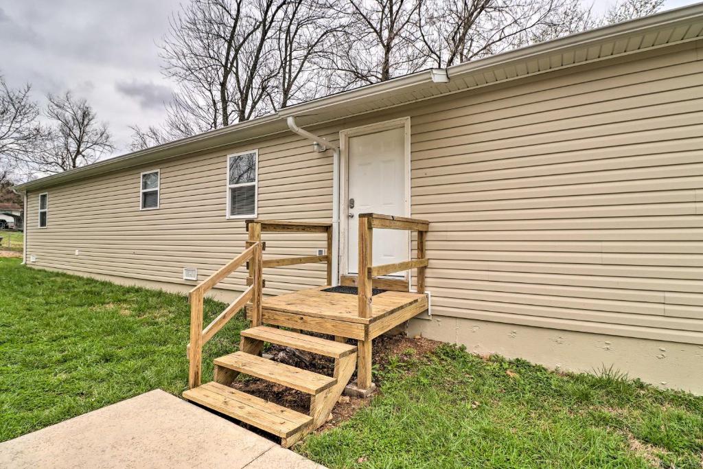 Cozy West Plains Home Near Shopping and Dining! photo 2