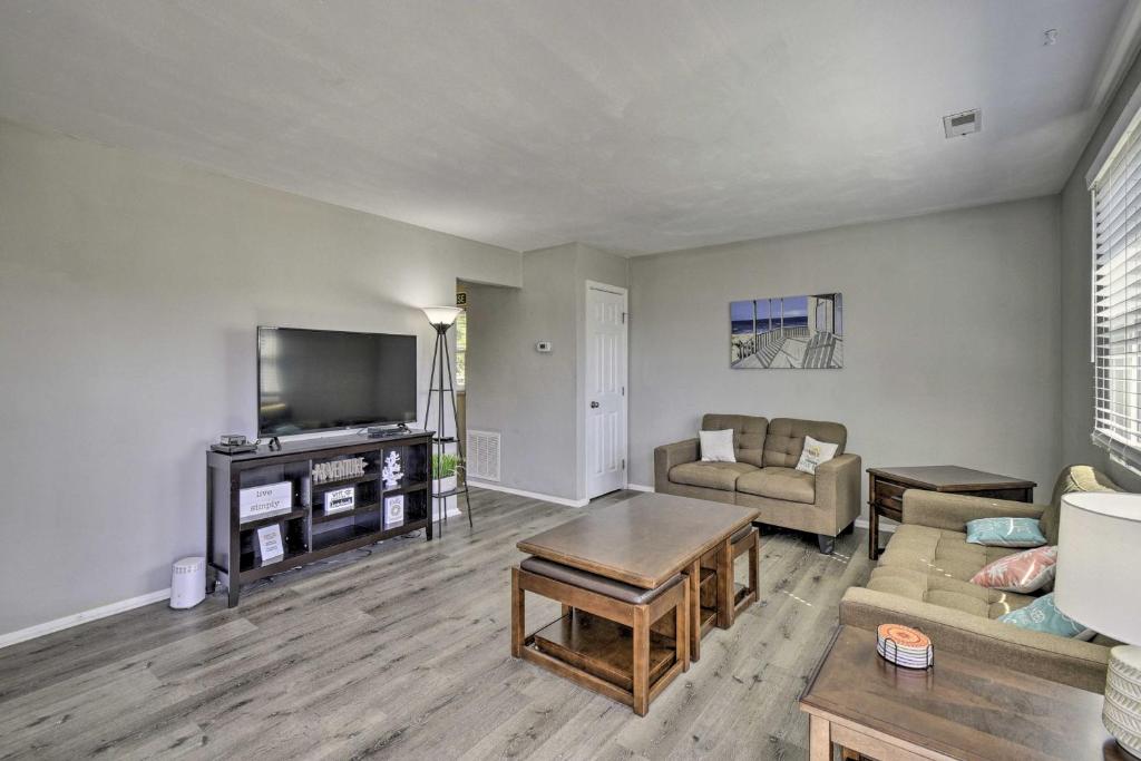 Norfolk Home with Private Yard - Walk to Beach! photo 3
