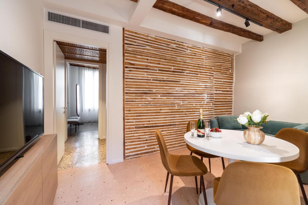 Palazzo Miracoli Apartments - Tap to explore photos