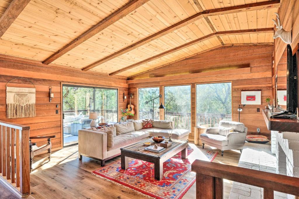 Groveland Cabin with Outdoor Perks and Game Room