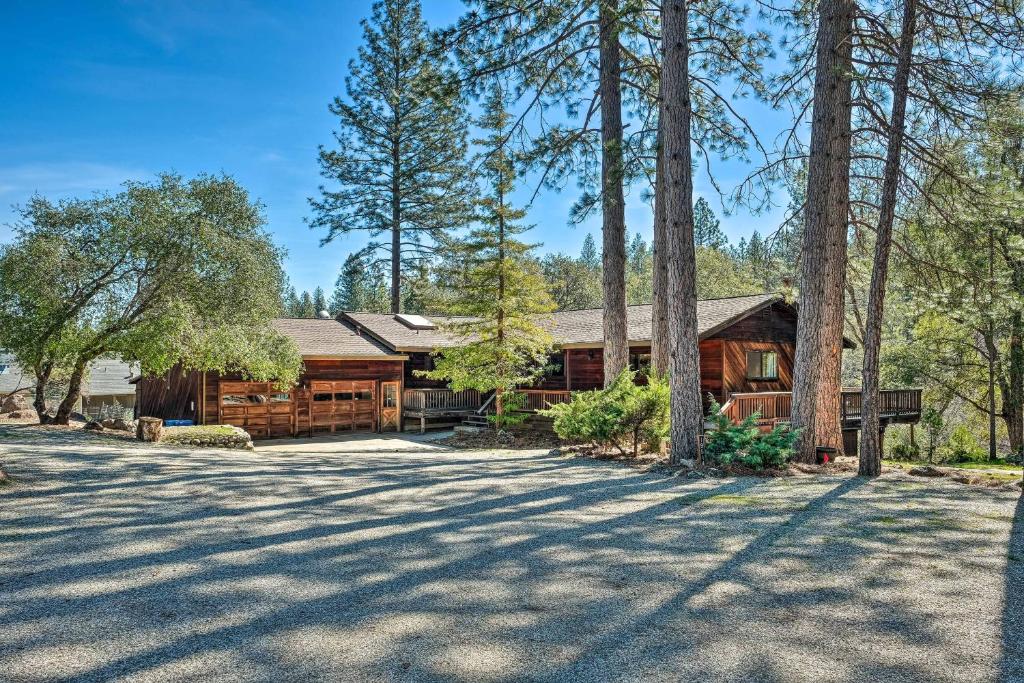Groveland Cabin with Outdoor Perks and Game Room photo 1