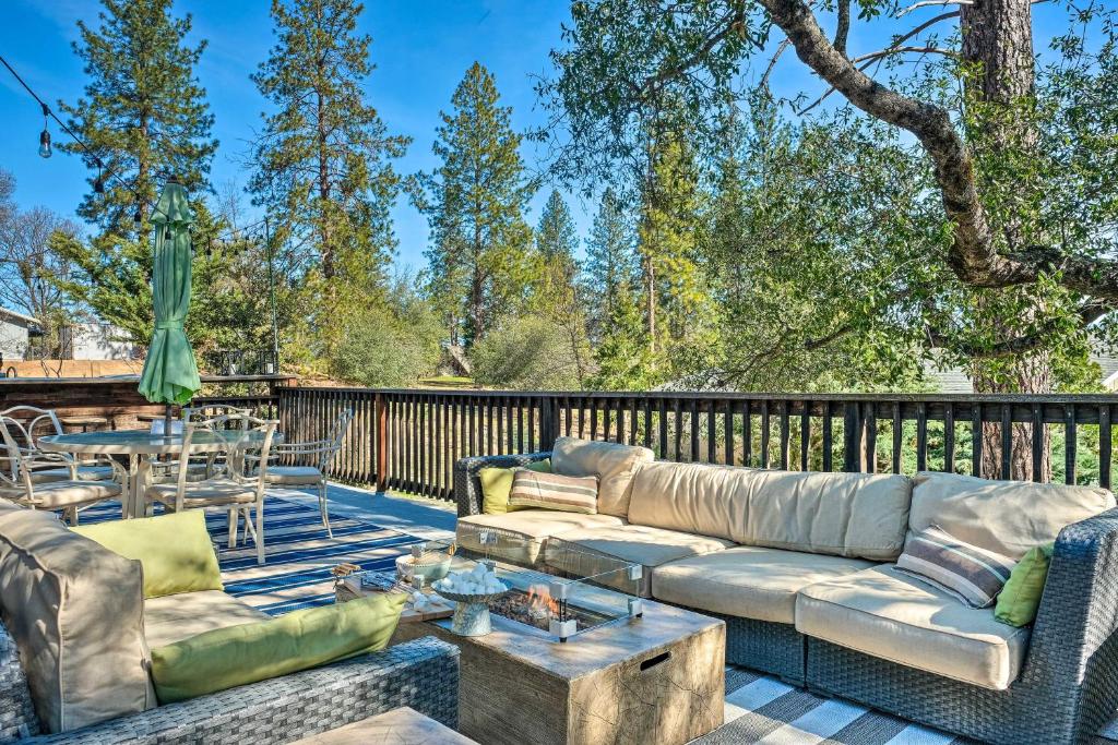 Groveland Cabin with Outdoor Perks and Game Room photo 2