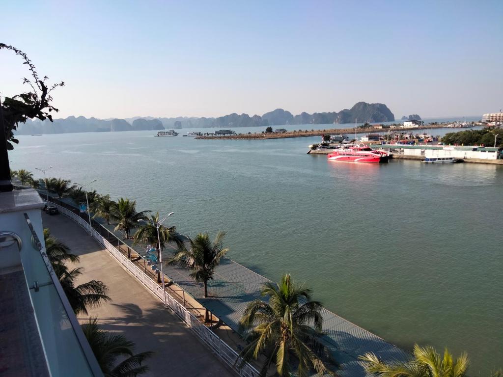 Golden Palm HaLong Hotel