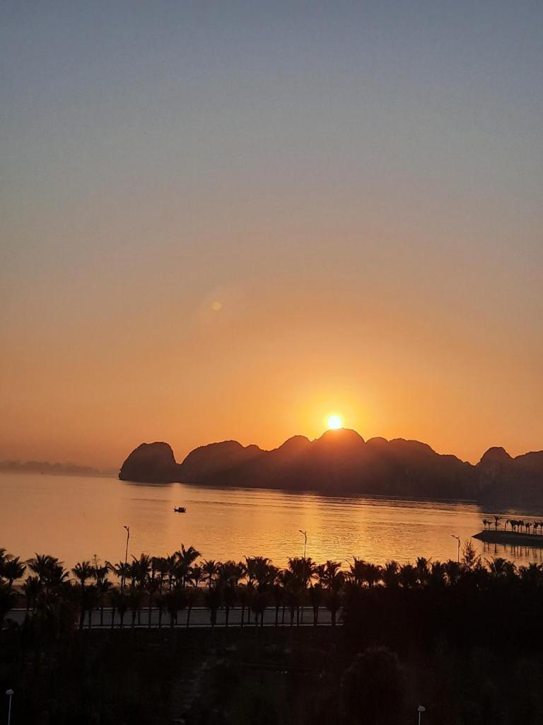 Golden Palm HaLong Hotel