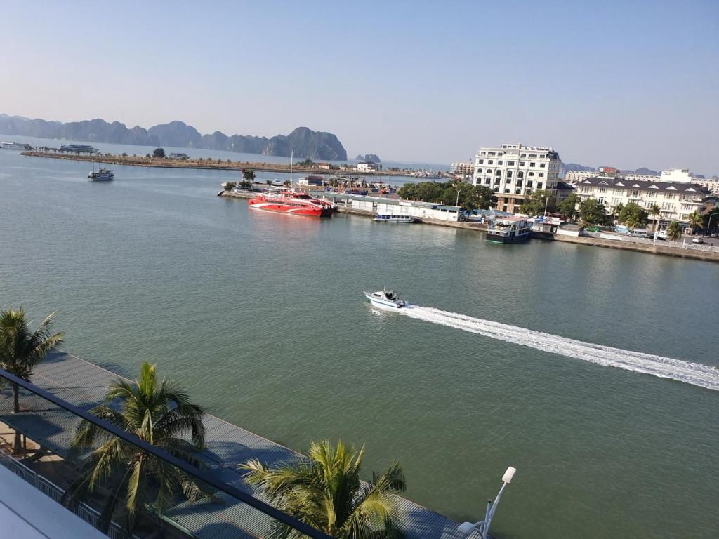 Golden Palm HaLong Hotel
