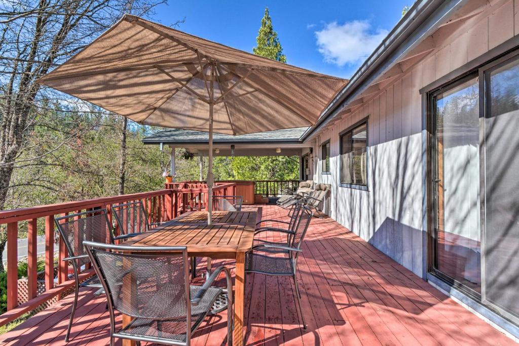 Rustic Groveland Home Private Hot Tub, Deck and BBQ photo 1