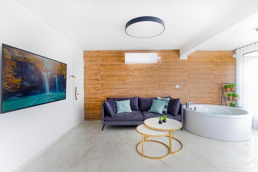 צימר על הים גקוזי ואירוח איכותי Oceanfront Beach House W Jacuzzi photo 1