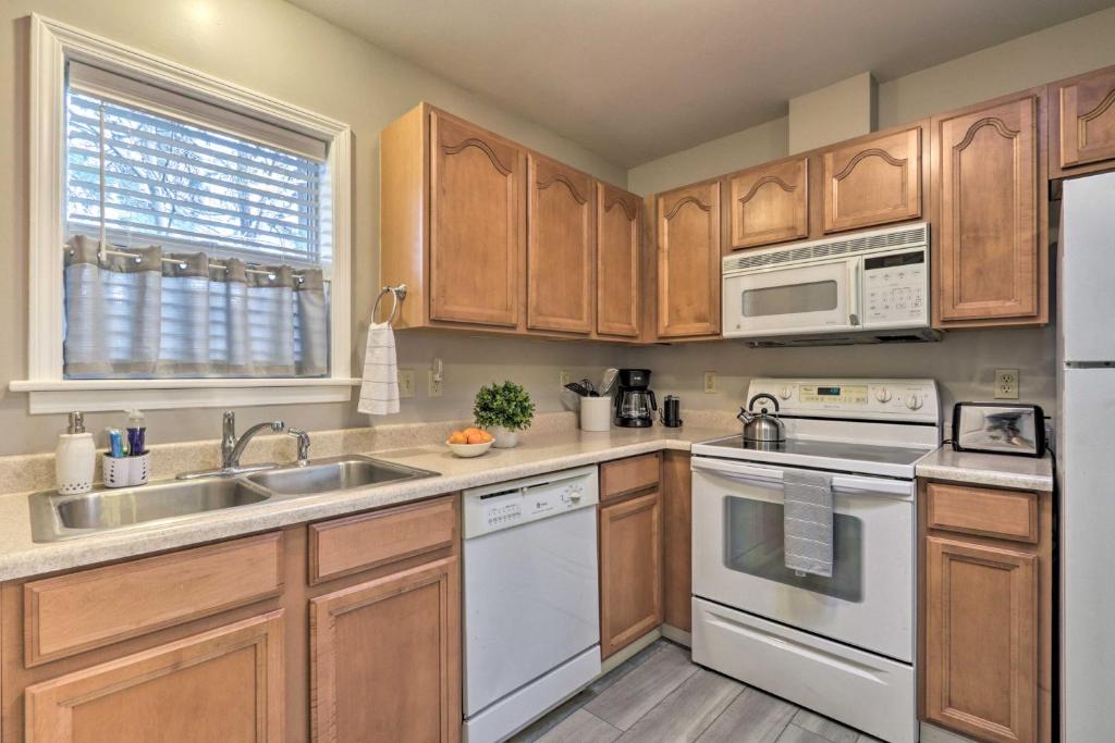 Centrally Located South Hill Apartment with Smart TV photo 1