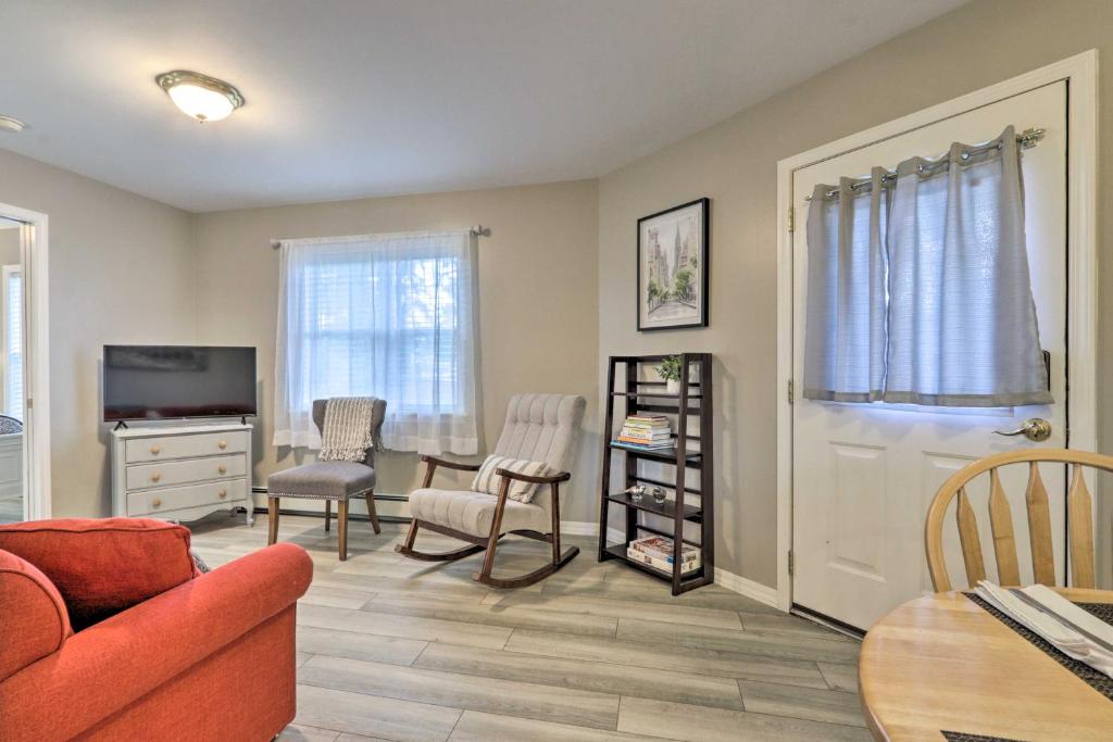 Centrally Located South Hill Apartment with Smart TV photo 3