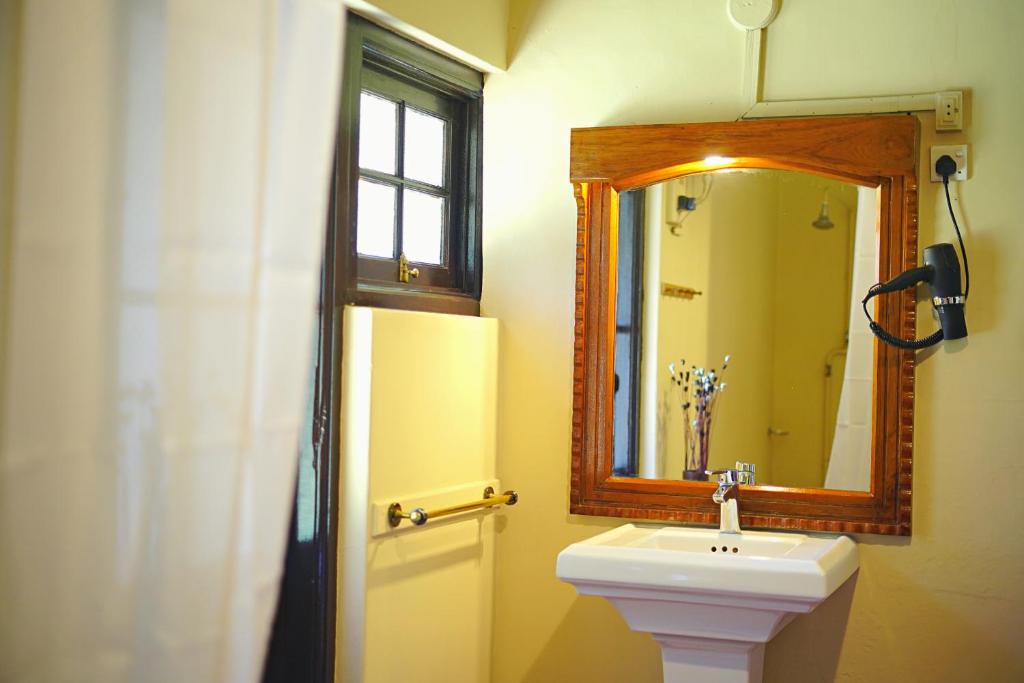 Bandarawela Hotel - Tap to explore photos