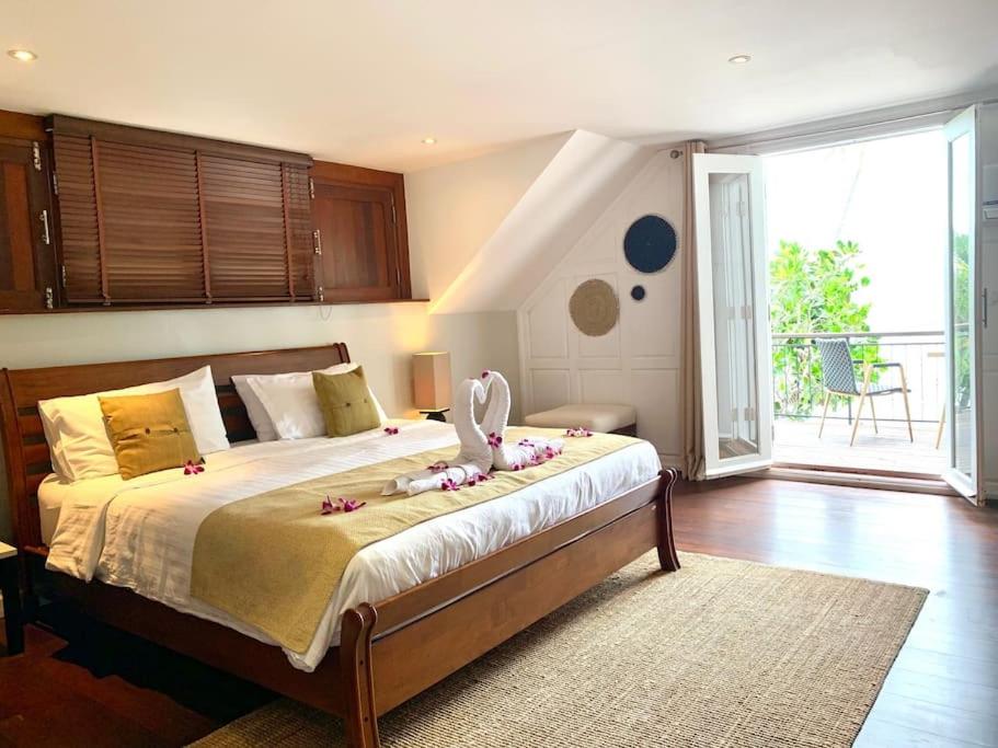 Beachfront Villa Charmant With Private Pool photo 4