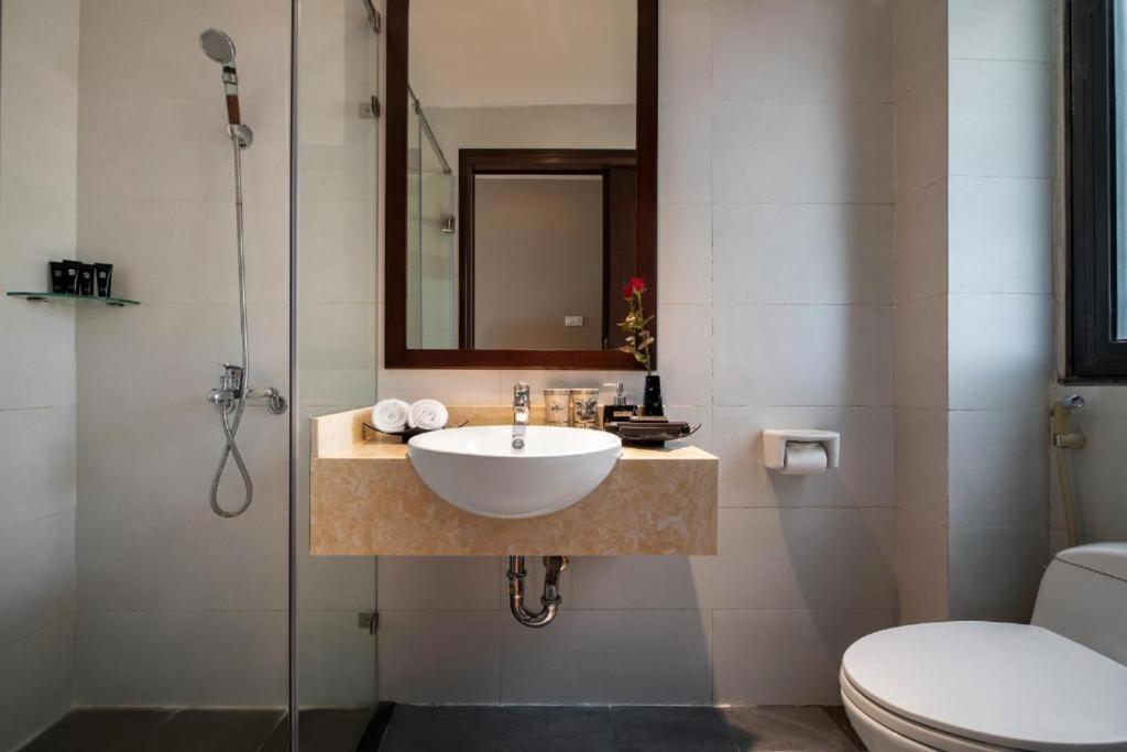 Hanoi Lakeside Premium Hotel - Tap to explore photos