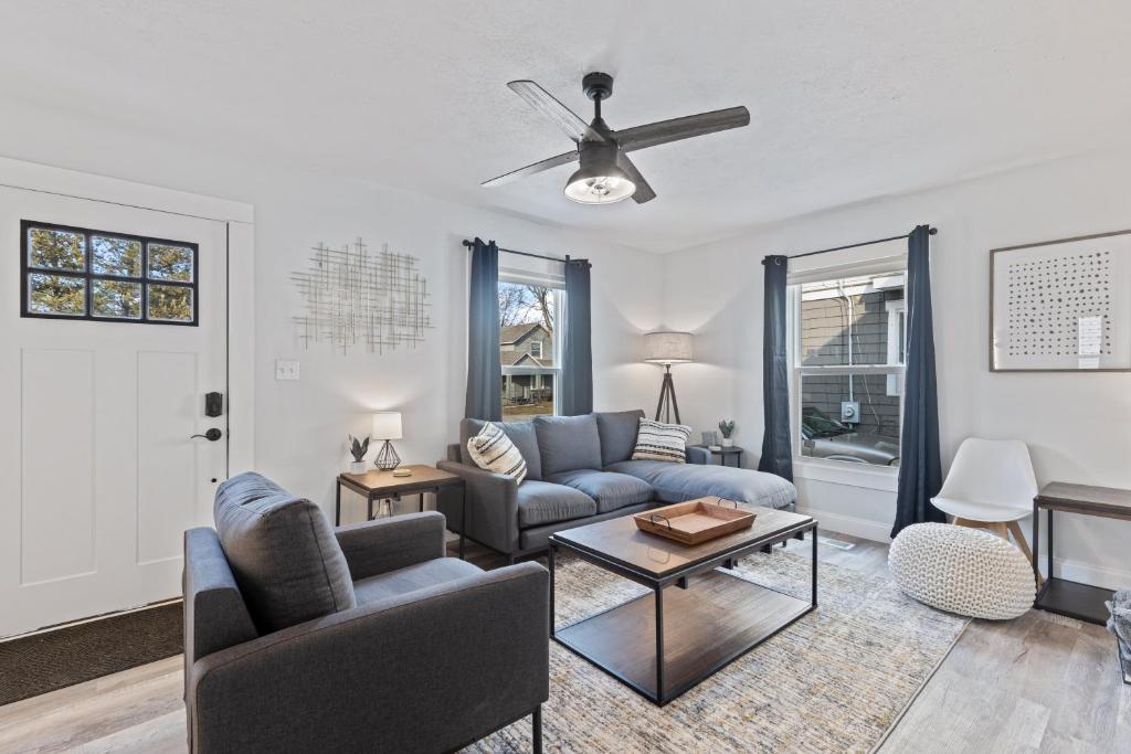 SUPERB 3 Bedroom Home with Game Room!!! Close to Downtown - Sleeps 6 image