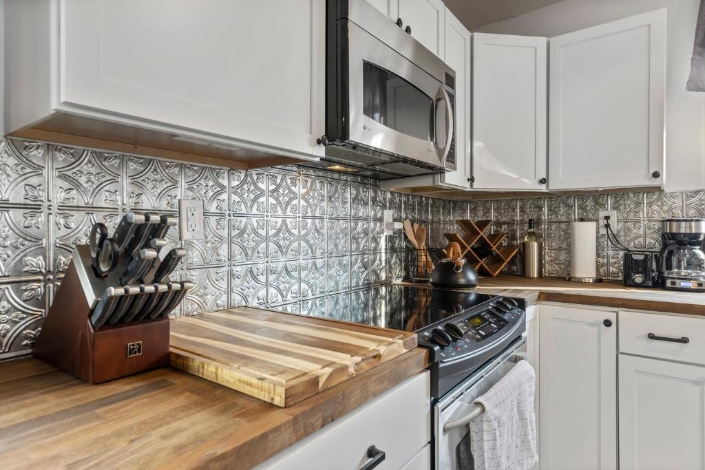 SUPERB 3 Bedroom Home with Game Room!!! Close to Downtown - Sleeps 6 photo 4