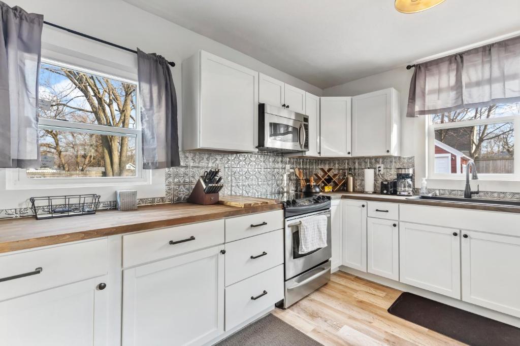 SUPERB 3 Bedroom Home with Game Room!!! Close to Downtown - Sleeps 6 photo 3