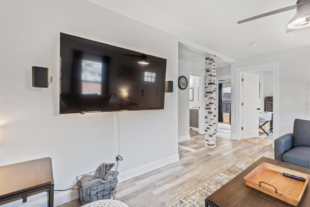 SUPERB 3 Bedroom Home with Game Room!!! Close to Downtown - Sleeps 6 photo 2