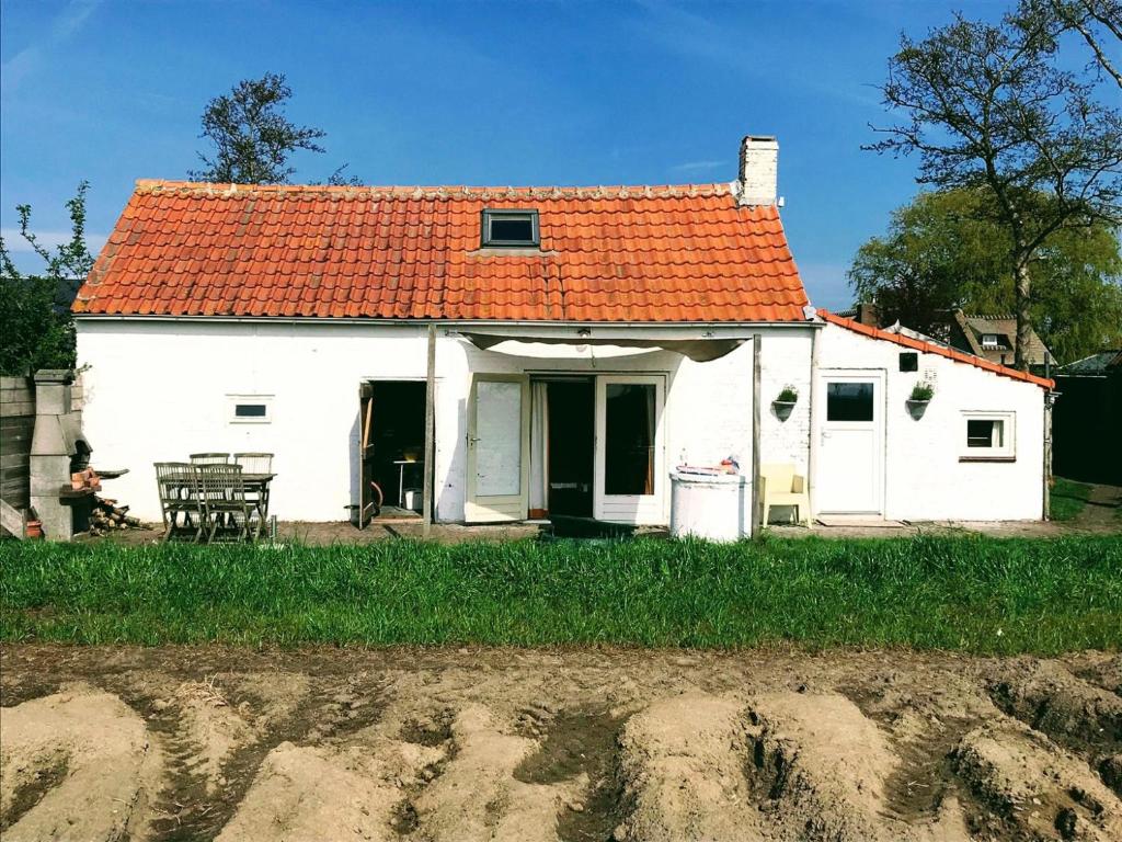 Farmhouse near beach photo 1