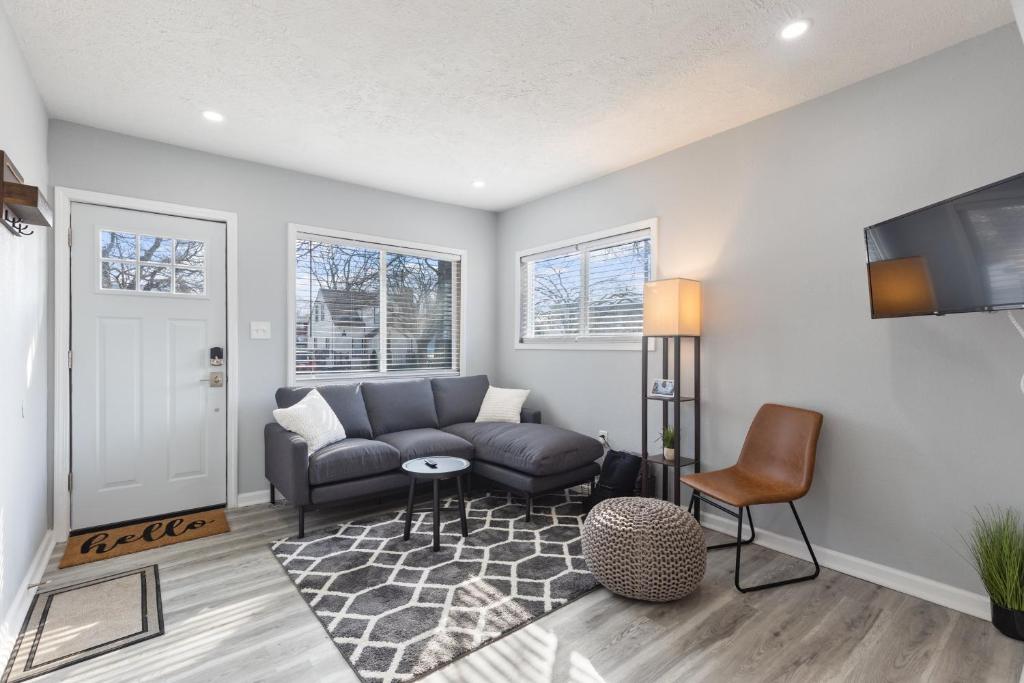 Entire Home Near MSU and Local Hospitals with Fast Wi-Fi & Dedicated Office photo 1
