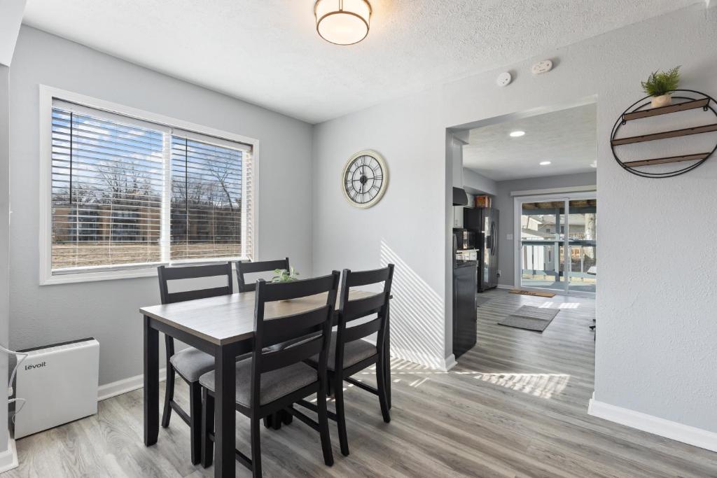 Entire Home Near MSU and Local Hospitals with Fast Wi-Fi & Dedicated Office photo 2