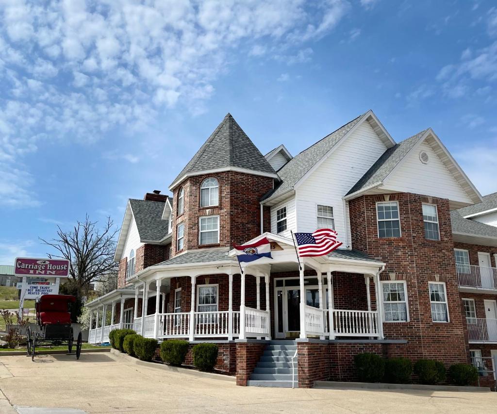 Carriage House Inn image