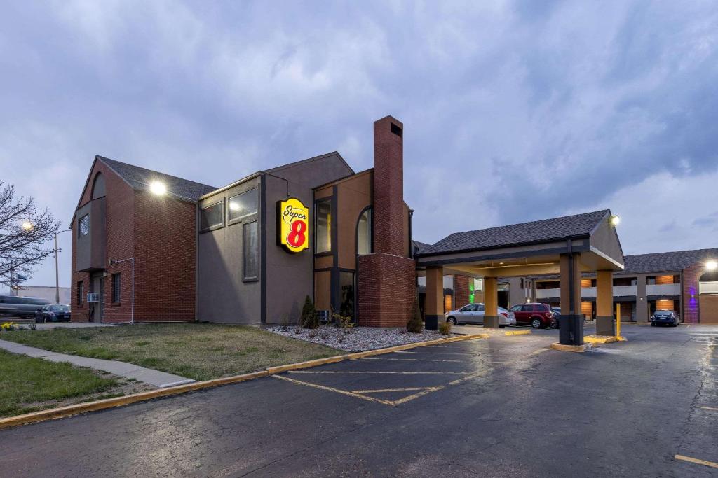 Super 8 by Wyndham Kansas City Airport North photo 3