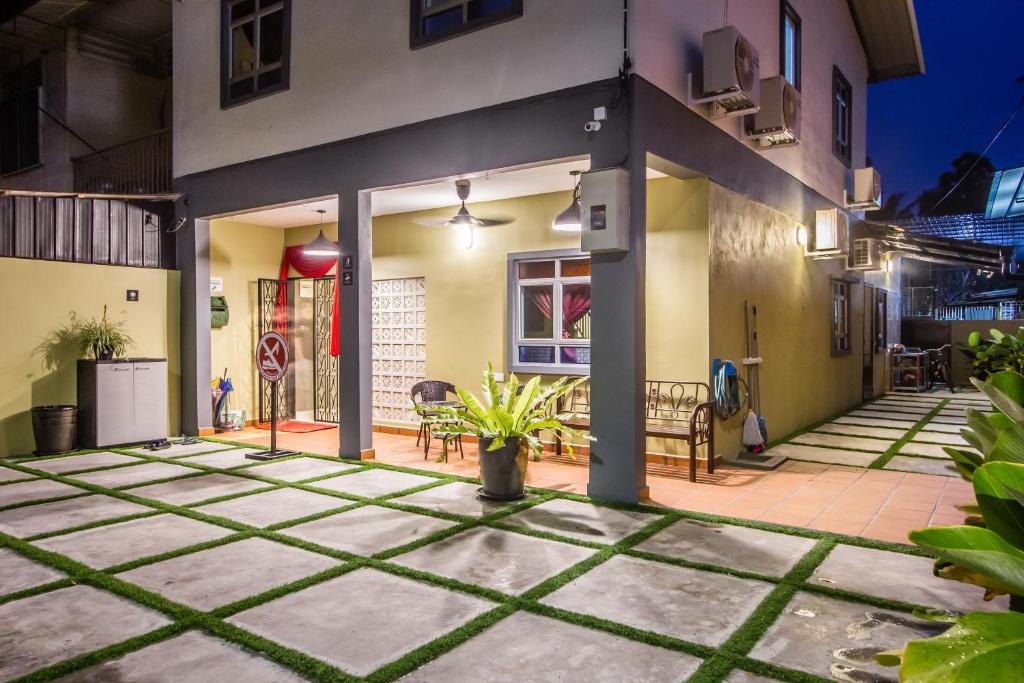 Explore 4BR Gardenhouse Retreats (Free Parking) photo 1