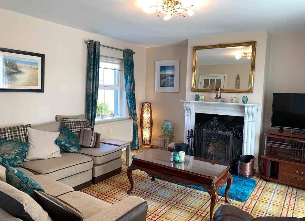Seascape on the edge of town: 4 beds all ensuite. photo 3