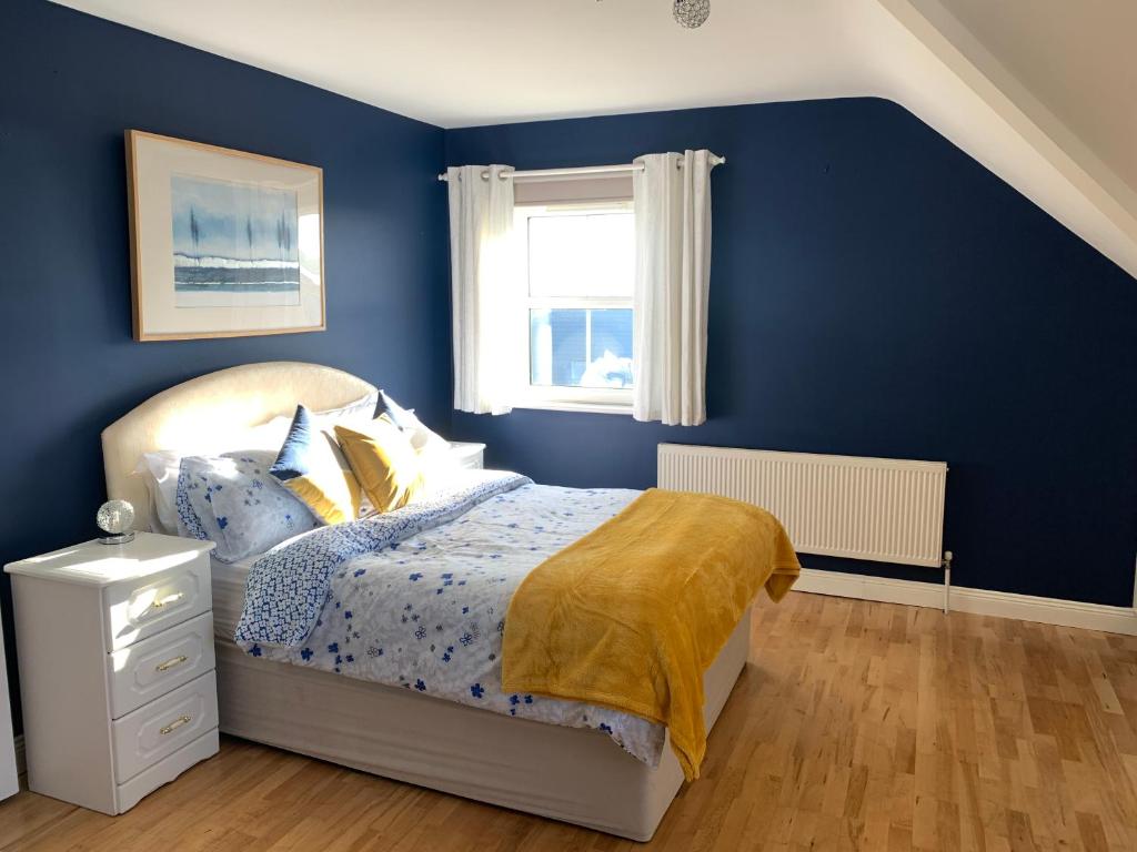 Seascape on the edge of town: 4 beds all ensuite. photo 2