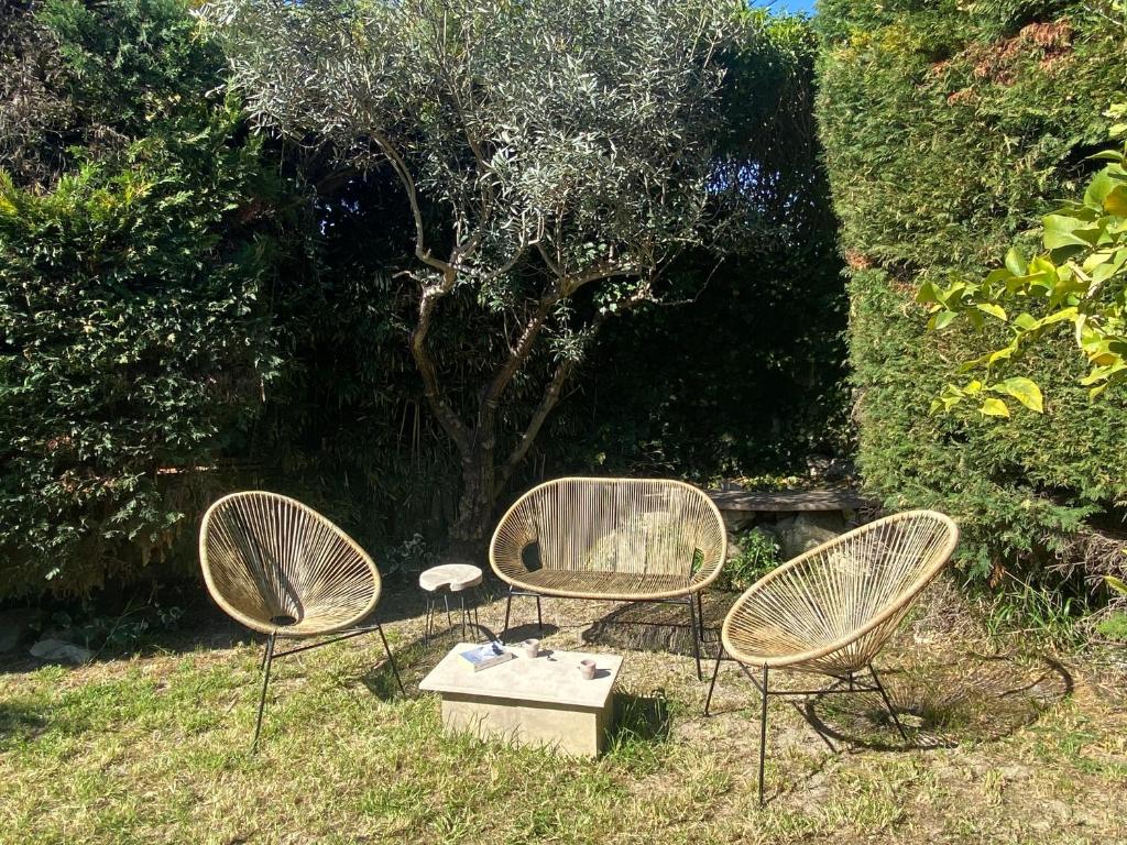 "A Deux Pas de la Montagnette", mazet provencal 4 personnes photo 1