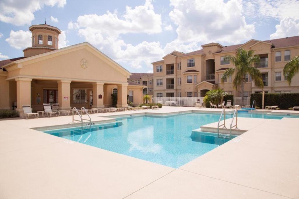 Revived Condo with Pool and 20 minutes from parks photo 3